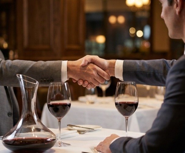 Cena de negocios y acuerdo