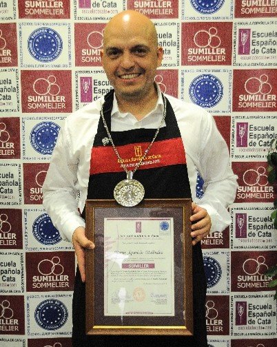 Mario Aparicio con certificación de Sommelier en Madrid