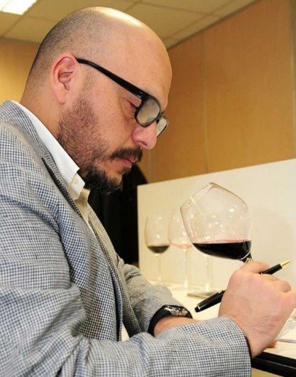 Mario Aparicio realizando cata de vinos